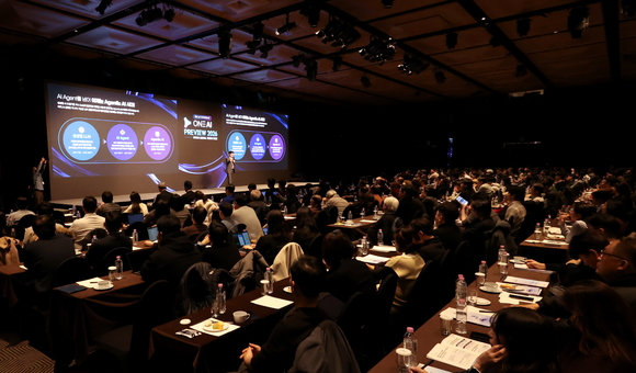 ▲더존비즈온 지용구 부사장이 10일 ‘ONE AI Preview 2026’ 컨퍼런스에서 ‘AX 2026: 자율형 비즈니스의 새로운 패러다임’을 주제로 기조강연을 하고 있다. / 사진=더존비즈온 더존비즈온 ‘자율형 비즈니스 시대’ 선언