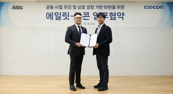 ▲박성용 쿠콘 부대표(오른쪽)과 조준엽 에일릿 대표가 공동 사업 추진 및 상호 성장 기반 마련을 위한 업무협약을 체결한 뒤 기념촬영을 하고 있다. / 사진=쿠콘 쿠콘, 에일릿과 전략적 업무협약 체결