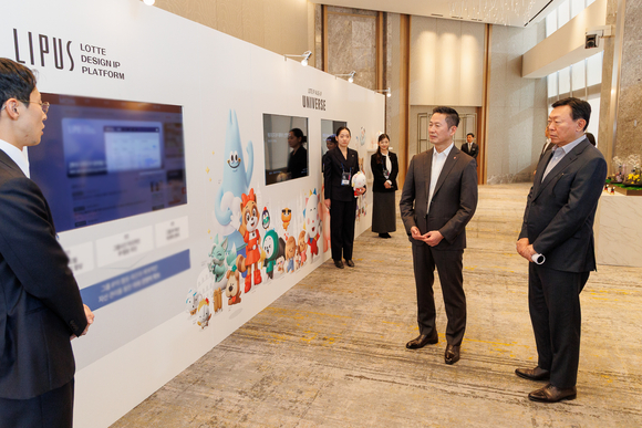 ▲신동빈 롯데 회장(오른쪽 첫 번째)과 이돈태 롯데지주 디자인실장(두 번째)이 지난 12일 롯데월드타워에서 열린 ‘2025 롯데 디자인전략회의’에서 롯데의 디자인 전략과 혁신 사례를 소개하는 전시 부스를 살펴보고 있다. / 사진=롯데 롯데, 브랜드 경쟁력 위한 ‘디자인전략회의’ 개최