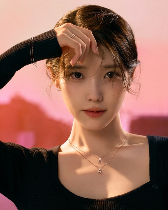 행운을 불러오는 아이유의 새해…제이에스티나와 함께하는 ‘빛으로 가득한 2026’