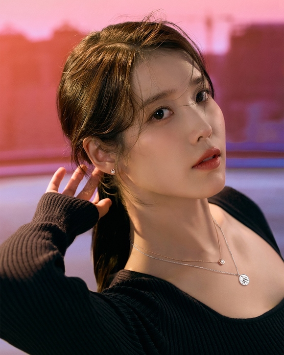 행운을 불러오는 아이유의 새해…제이에스티나와 함께하는 ‘빛으로 가득한 2026’