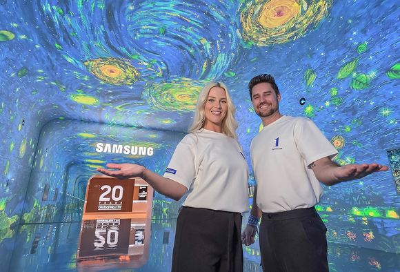 ▲삼성전자 모델이 미국 라스베이거스에서 열리는 세계 최대 전자 전시회 'CES 2026'에 마련된 윈호텔 삼성전자 단독 전시관에서 대형 터널 형태의 'AI 갤러리'를 소개하고 있다. / 사진=삼성전자 삼성전자, CES 2026서 전시∙콘퍼런스 통합한 더 퍼스트룩 행사 개최