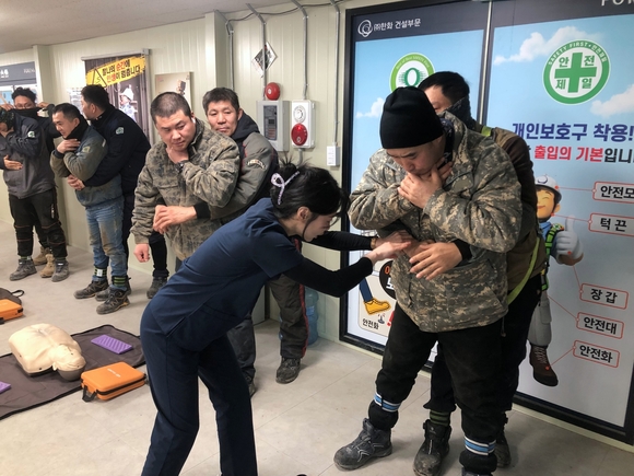 ▲지난 6일 서울아레나 복합문화시설현장에서 ㈜한화 건설부문의 외국인 근로자들이 직접 응급처치 실습을 받고 있다. / 사진=㈜한화 건설부문 ㈜한화 건설부문, 외국인 근로자 대상 응급처치 교육 실시