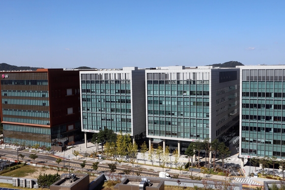 LG이노텍, 유리 가공 전문업체 손잡고 유리기판 시장 공략 정조준