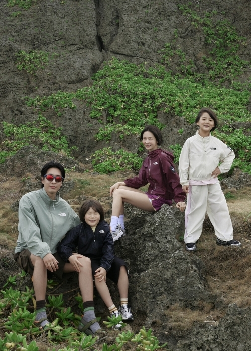 노스페이스, 김나영 패밀리와 2026년 봄 시즌 화보 공개