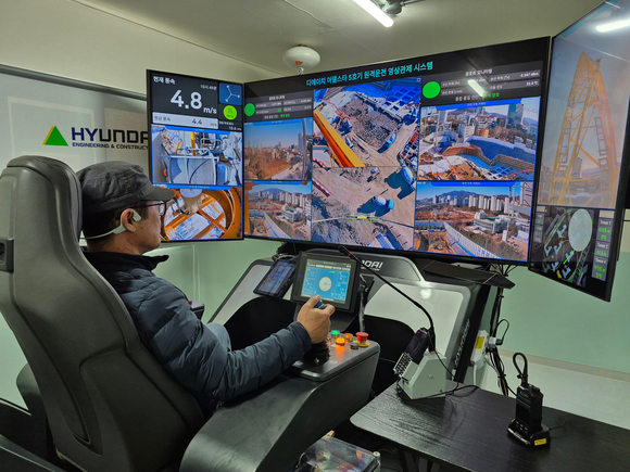 ▲타워크레인 조종사가 현대건설이 개발한 ‘원격 조종실’에서 타워크레인을 조종하고 있다. / 사진=현대건설 현대건설, 국내 최초 ‘원격제어 타워크레인’ 현장 도입
