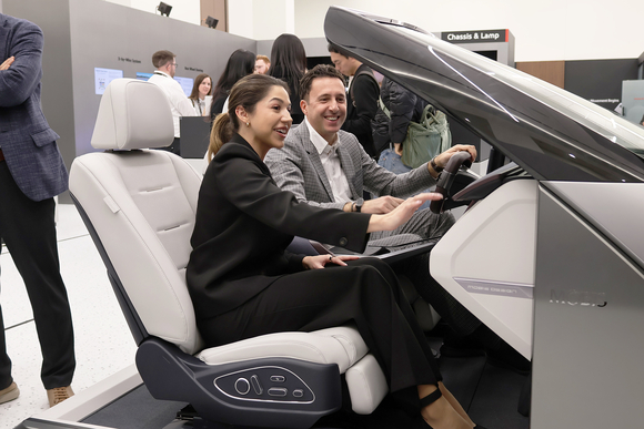 ▲미국 라스베가스에서 열린 CES 2026에서 업계 관계자들이 현대모비스 차세대 콕핏시스템인 엠빅스(M.Vics) 7.0을 체험하고 있다. / 사진=현대모비스 현대모비스, 2025년 글로벌 완성차 대상 수주 성과 13조 원 돌파