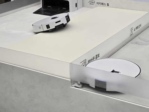 [엠바고 11시] 10kg 덤벨도 번쩍…삼성전자, 흡입력 강화된 로봇 청소기 공개