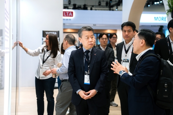 ▲LX하우시스 노진서 사장(오른쪽 3번째)이 LX하우시스 전시관을 살펴보고 있는 모습. / 사진=LX하우시스 LX하우시스, 미국 주방·욕실 전시회 ‘KBIS 2026’ 참가