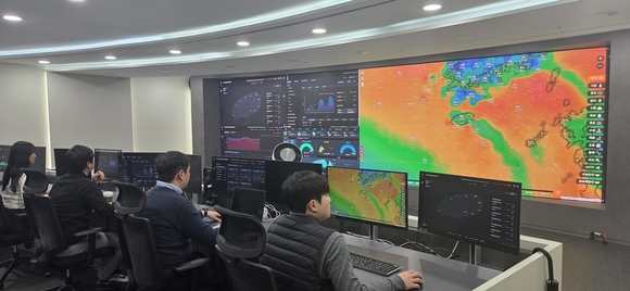 ▲LS일렉트릭 관계자들이 안양 R&D센터에 위치한 관제센터에서 재생에너지 발전량 예측 결과를 확인하고 있다. / 사진=LS일렉트릭 LS일렉트릭, AI로 재생에너지 발전량 예측 ··· 전력중개 사업 박차