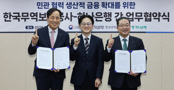 ▲(오른쪽부터) 이호성 하나은행장, 김정관 산업통상부 장관, 장영진 한국무역보험공사 사장이 25일 오후 대한무역투자진흥공사(KOTRA) 본사에서 협약서를 들고 기념 촬영을 하고 있다. / 사진=하나은행 하나은행-한국무역보험공사, 생산적 금융 확대 위한 업무협약 체결