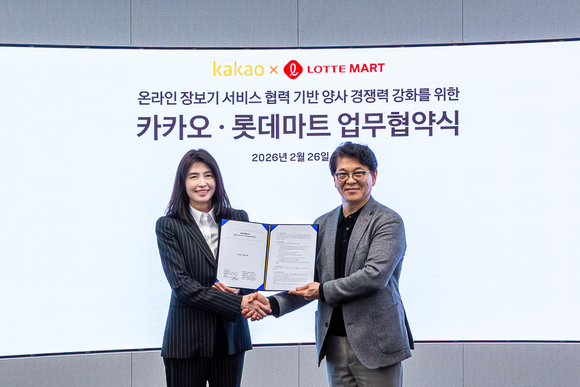 ▲정신아 카카오 대표와 차우철 롯데마트·슈퍼 대표가 지난 26일 온라인 장보기 경쟁력 강화를 위한 전략적 업무협약을 체결한 뒤 악수하고 있다. / 사진=카카오 카카오톡 장보기 시작…롯데마트가 들어온다