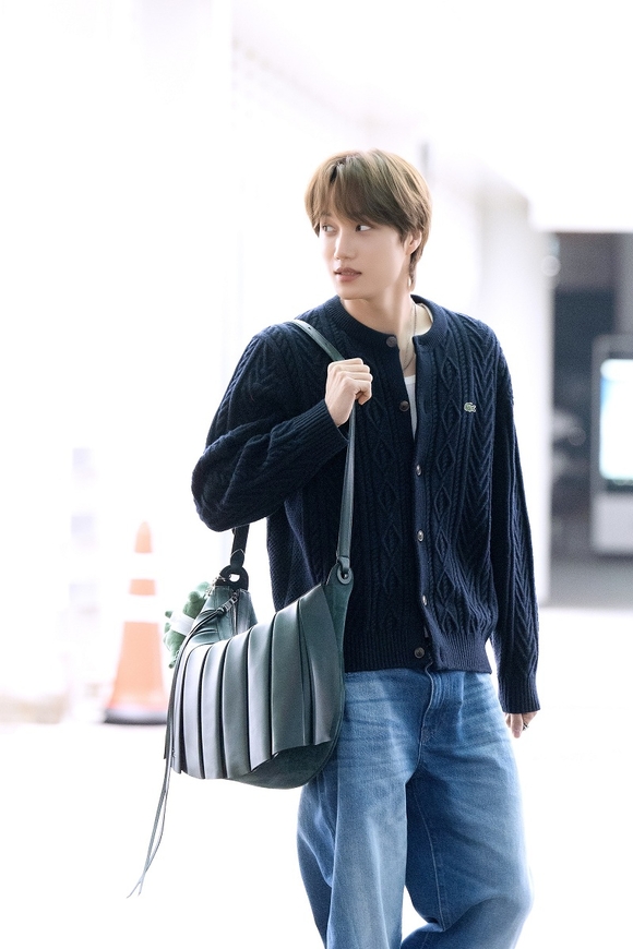 엑소 카이, FW26 공항패션 공개…라코스테 케이블 가디건 착용