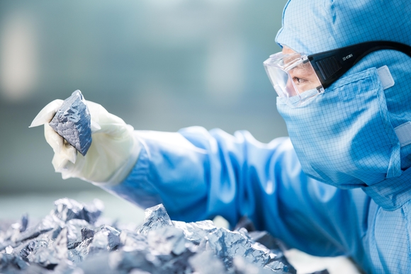 ▲OCI 테라서스 연구원이 폴리실리콘 칩을 살펴보고 있다. / 사진=OCI홀딩스 OCI홀딩스, 국제금융공사로부터 1900억 원 투자 유치