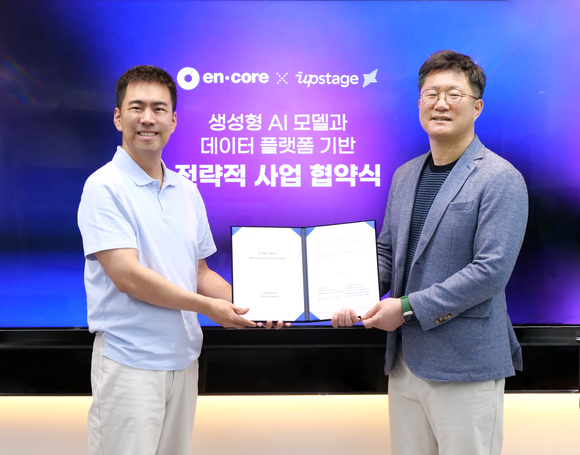 ▲김주민 엔코아 대표(오른쪽)과 권순일 업스테이지 부사장이 지난달 31일 엔코아 마포사옥에서 전략적 업무협약을 체결한 뒤 기념촬영을 하고 있다. / 사진=엔코아 엔코아, 업스테이지와 AX 사업 협력한다
