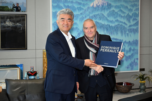 ▲지난 8일 도미니크 페로가 을지로 대우건설 본사를 방문해 정원주 대우건설 회장과 면담을 가졌다. / 사진=대우건설 정원주 대우건설 회장, 세계적 건축가 도미니크 페로 면담