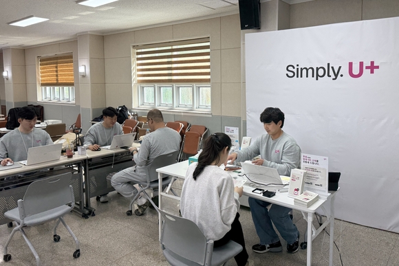 LG유플러스, 유심 업데이트·무료 교체 첫날 18만 건 완료