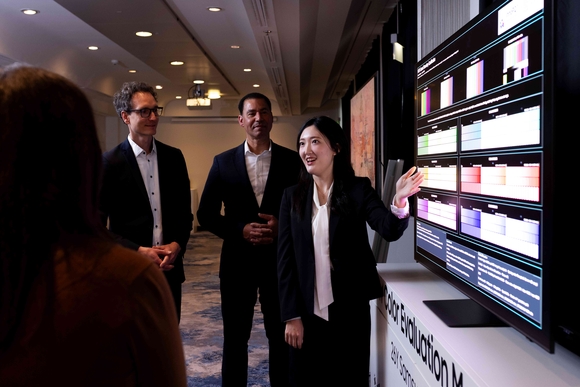 ▲독일 프랑크푸르트에서 열린 삼성전자 '2026 유럽 테크세미나'에서 참석자들이 삼성전자 TV의 화질을 체험하고 있다. / 사진=삼성전자 삼성전자, 독일서 ‘2026 유럽 테크 세미나’ 개최… AI TV 신제품 공개