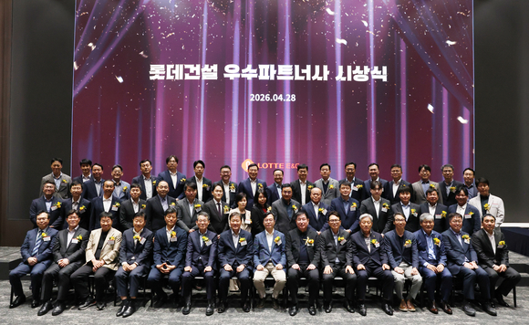 ▲28일 오일근 롯데건설 대표(첫 번째 줄 8번째)가 서울 광진구 르엘캐슬 갤러리에서 우수 파트너사 대표들과 기념촬영을 하고 있다. / 사진=롯데건설 롯데건설, 우수 파트너사 92사 선정