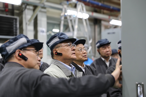 ▲구자균 LS일렉트릭 회장이 청주사업장에서 UL인증 하이엔드 배전반 제품을 직접 확인하고 있다. / 사진=LS일렉트릭 구자균 LS일렉트릭 회장, 현장 점검…“선제적 투자 아끼지 않을 것”