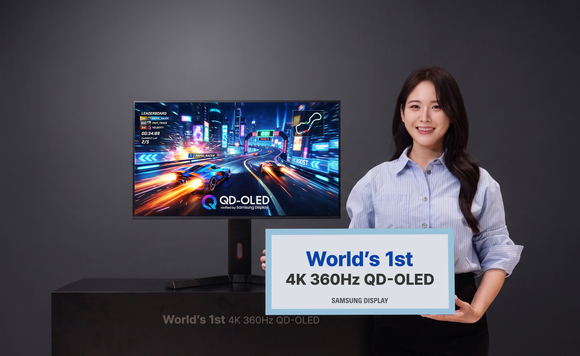 ▲모델이 삼성디스플레이의 4K 360Hz 모니터용 QD-OLED를 소개하고 있다. / 사진=삼성디스플레이 삼성D, 세계 최초 4K 360Hz 모니터용 QD-OLED 개발