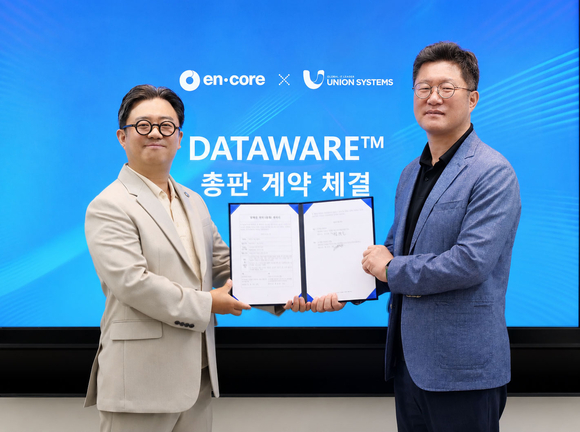 ▲김주민 엔코아 대표(오른쪽)와 홍민석 유니온시스템즈 대표가 ‘데이터웨어(DATAWARE)’ 총판 계약을 체결한 뒤 기념촬영을 하고 있다. / 사진=엔코아 엔코아, 유니온시스템즈와 ‘DATAWARE’ 총판 계약 체결