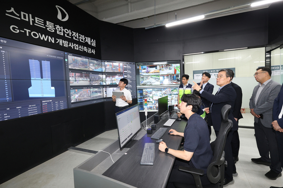 ▲김보현 대우건설 대표가 과천 G-TOWN 개발사업 신축공사 현장에서 열린 안전보건 소통 간담회에 참석해 AI 기반 CCTV 스마트 통합안전관제실을 둘러보고 있다. / 사진=대우건설 대우건설, 과천 G-TOWN 현장서 AI 기반 안전관리 체계 점검
