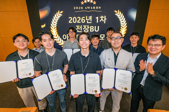 ▲현대모비스가 ‘2026 전장기술 아이디어 공모전' 시상식에서 우수 아이디어 수상자들에게 상장을 수여했다. / 사진=현대모비스 현대모비스, 전장기술 공모전 개최…연구개발·사업화 연계