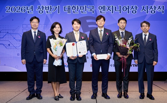 ▲(왼쪽부터)구혁재 과학기술정보통신부 제1차관, 한지연 한미사이언스 IP팀 팀장, 임호택 한미약품 의약혁신센터장, 박영우 신제품 CMC팀 팀장(왼쪽 5번째)이 6월 23일 서울 웨스틴조선호텔에서 열린 ‘대한민국 엔지니어상’ 시상식에서 기념촬영을 하고 있다. / 사진=한미약품 한미약품, ‘대한민국 엔지니어상’ 수상…수상복합·개량신약 성과 인정