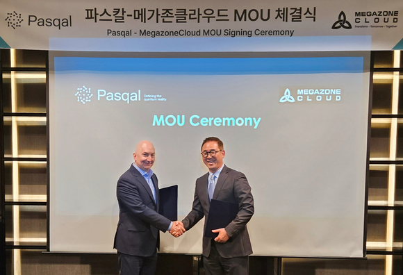 ▲김동호 메가존클라우드 CQO(오른쪽)와 로베르토 마우로 파스칼 아시아태평양 총괄이 지난 3일 서울 동대문 메리어트호텔에서 열린 양자컴퓨팅 사업 협력 업무협약식에서 악수하고 있다. / 사진=메가존클라우드 메가존클라우드, 파스칼과 손잡고 양자컴퓨팅 시장 공략