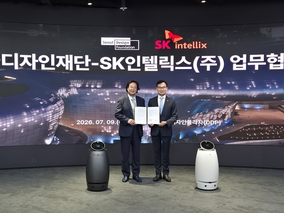 ▲(왼쪽부터) 차강희 서울디자인재단 대표이사, 안무인 SK인텔릭스 대표이사가 지난 9일 ‘DDP 스마트 디자인 환경조성’ 업무협약식에서 기념사진을 촬영하고 있다. / 사진=SK인텔릭스 SK인텔릭스, ‘DDP 스마트 디자인 환경 조성’ 위한 업무협약 체결