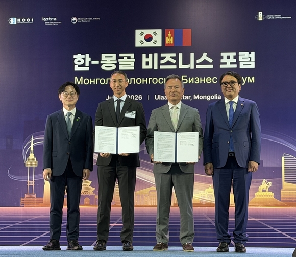 ▲(왼쪽부터)김정관 산업통상부 장관, 김승언 남양유업 대표집행임원(사장), 배상곤 막시무스 대표, 토그미드 도르지한드(Togmid Dorjkhand) 몽골 부총리가 지난 9일 열린 업무협약식에서 기념촬영을 하고 있다. / 사진=남양유업 남양유업, 경제사절단 연속 성과…베트남 이어 몽골 진출