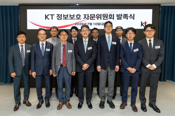 ▲지난 10일 열린 KT 정보보호 자문위원회 발족식에서 자문위원회 위원들과 KT 박윤영 대표(앞줄 왼쪽 네 번째)가 기념촬영을 하고 있다. / 사진=KT KT, 정보보호 자문위원회 신설…선제적 보안 대응 강화