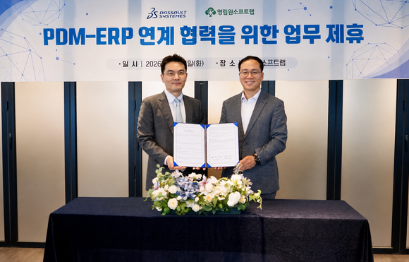 ▲박윤경 영림원소프트랩 부사장(오른쪽)과 배재인 다쏘시스템코리아 고객경험부문 본부장이 PDM=ERP 연계 협력을 위한 업무 제휴를 체결한 뒤 기념사진 촬영을 하고 있다. / 사진=영림원소프트랩 영림원소프트랩, 다쏘시스템과 설계·생산·경영 데이터 통합 추진