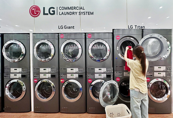 ▲베트남 하노이에 문을 연 ‘비 런드리’에서 고객이 LG전자 상업용 세탁기를 이용하는 모습 / 사진=LG전자 LG전자, 동남아 B2B 세탁가전 매출 60% 성장