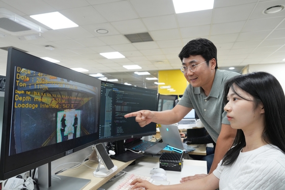 ▲포스코DX AI연구원들이 물류 환경 적재량 산정 AI 프로그램을 시험하고 있다. / 사진=포스코DX 포스코DX, 국산 NPU 기반 산업용 비전 AI 플랫폼 개발