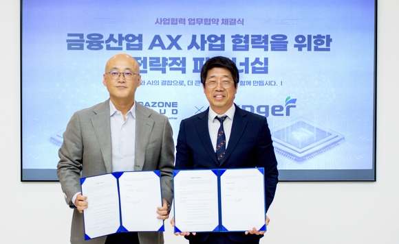 ▲염동훈 메가존클라우드 대표(왼쪽)와 안인주 핑거 대표가 지난 21일 서울 여의도 핑거 본사에서 ‘금융산업 AX 사업 협력을 위한 전략적 파트너십’을 체결한 뒤 기념촬영을 하고 있다. / 사진=메가존클라우드 메가존클라우드-핑거, 600억 규모 상호 투자…금융 AX 맞손