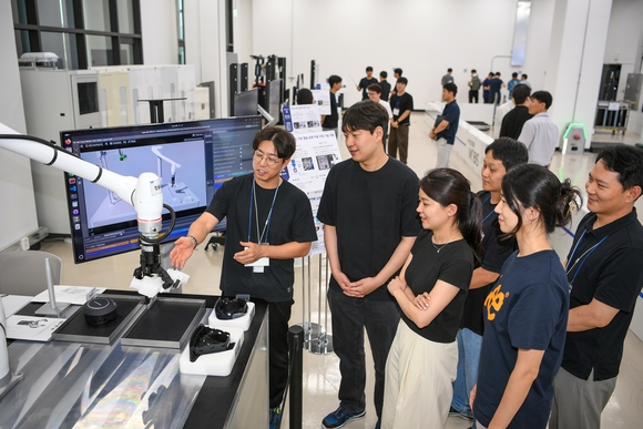 현대모비스, ‘M-Sphere 2026’ 개최…스마트 제조 기술 40여종 공개