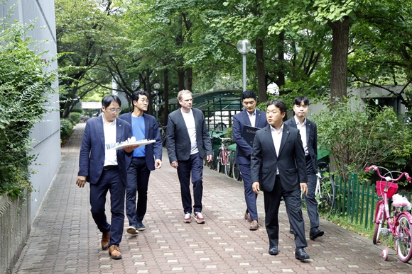 ▲대우건설과 어반 에이전시 목동8단지 담당자들이 단지를 시찰하고 있다. / 사진=대우건설 대우건설, 목동8단지 외관설계 ‘어반 에이전시’와 협업