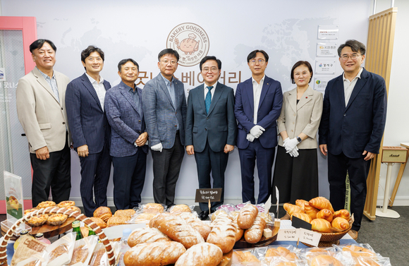 ▲(왼쪽 세번째부터) 고건상 강서희망나눔복지재단 이사장, 전헌배 한국공항공사 김포공항장 직무대리, 진교훈 서울 강서구청장, 노종갑 KB증권 경영관리그룹장이 지난 1일 서울 강서구 등촌동 ‘베이커리 굿니스’에서 열린 오픈 기념식에서 주요 관계자들이 기념촬영을 하고 있다. / 사진=KB증권 KB증권, 취약계층 경제적 자립 지원하는 베이커리 굿니스 열어
