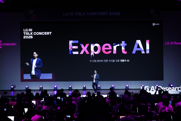 ▲임우형 LG AI연구원 공동 연구원장이 14일 LG사이언스파크에서 열린 ‘LG AI 토크 콘서트 2026’에서 발표하고 있다. / 사진=LG AI연구원 LG AI연구원, 제조·금융·과학 난제 푸는 ‘전문가 AI’ 공개