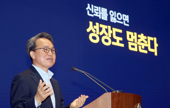 ▲진옥동 신한금융지주 회장이 1일 서울 중구 신한금융 본사에서 열린 창립 25주년 기념행사에서 발언하고 있다. / 사진=신한금융