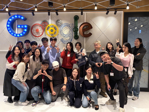 ▲LG유플러스는 지난 2일 유플러스 부스터스 우수 활동자 18명을 대상으로 서울 강남구 구글코리아 오피스에서 AI 콘텐츠 제작 교육 프로그램을 진행했다. 사진은 유플러스 부스터스 우수 활동자 18명이 구글코리아 오피스에서 기념 촬영하고 있는 모습 / 사진=LG유플러스 LG유플러스, 크리에이터 AI 역량 키운다…구글과 콘텐츠 제작 교육