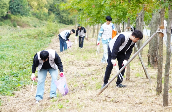 ▲토스인슈어런스 임직원들이 15일 서울 구로구 신도림역 인근 도림천 일대에서 지역 상생 ·포용 금융을 위한 임직원 플로깅(Plogging) 활동에 참여하고 있다. / 사진=토스인슈어런스 토스인슈어런스, 임직원 플로깅 진행