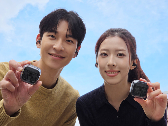 ▲삼성전자 모델이 '갤럭시 버즈4 시리즈'와 호환 가능한 '갤럭시 버즈 온'의 다양한 액세서리를 소개하는 모습 / 사진=삼성전자 삼성전자, 첫 클립형 무선 이어폰 갤럭시 버즈 온 출시
