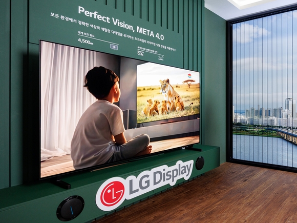 ▲LG디스플레이 83인치 OLED TV 패널/ 사진=LG디스플레이 LGD, 대형 OLED 누적 5000만 대 돌파…기술 해자 구축